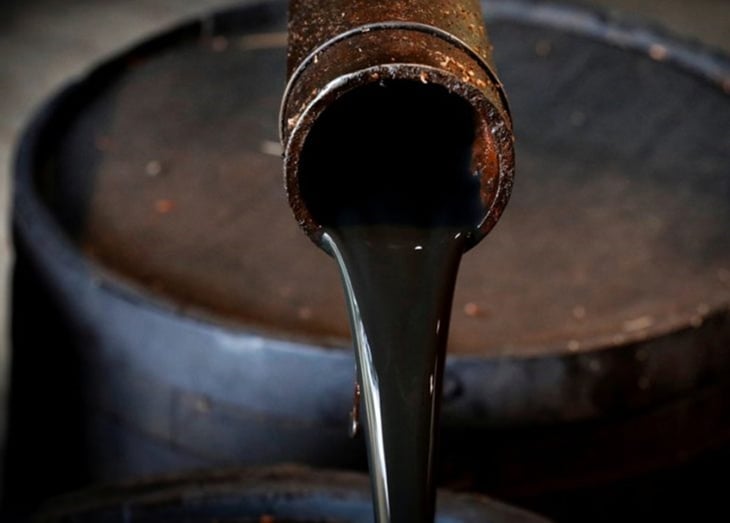 Petróleo estadounidense se hunde 23%, se vende a 13 dólares