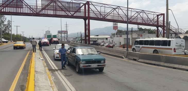 Invade carril y causa accidente