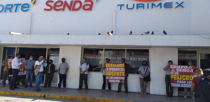 Protestan trabajadores del grupo Senda por despidos