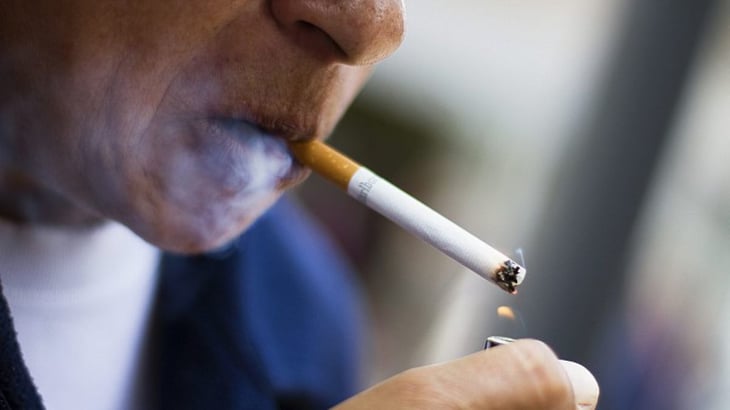 'Fumar puede agravar daño por Covid-19', advertirán en cigarros