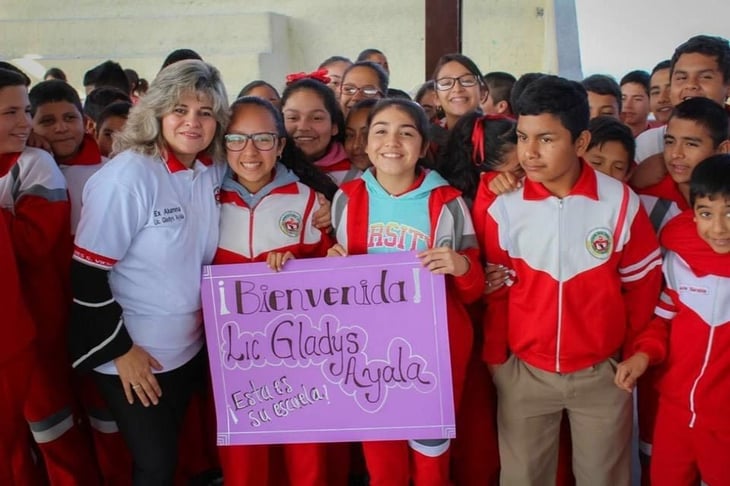 Felicita Gladys Ayala a  estudiantes en su día 