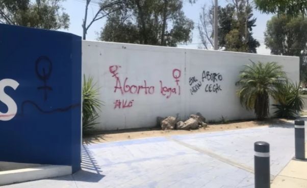Vandalizan sede del PAN en León, con mensajes a favor del aborto