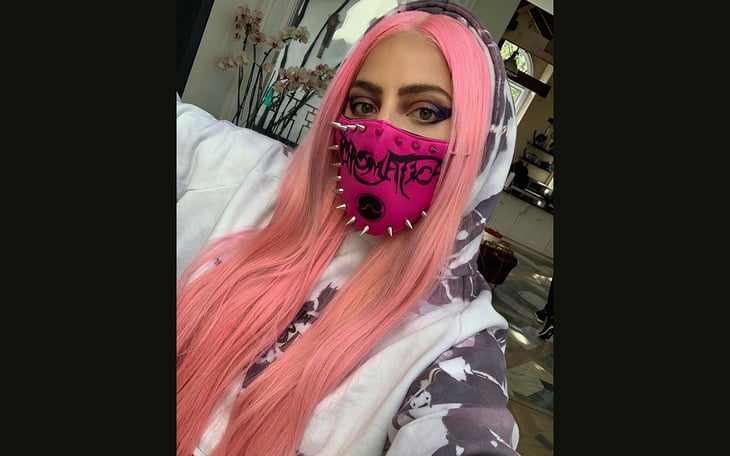 Lady Gaga usa mascarilla rosa con púas