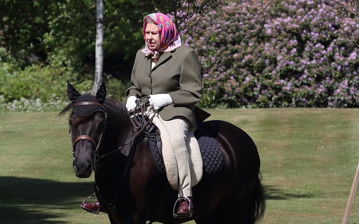 Comparten fotos de la reina Isabel II montando a caballo