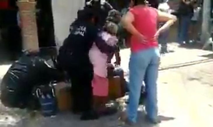 Policías forcejean con anciana que no usaba cubrebocas en Querétaro (Video)