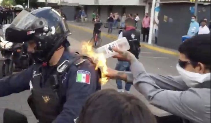 Prendieron fuego a policía durante protesta por muerte de Giovanni
