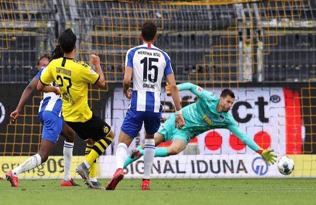 Dortmund no afloja el paso