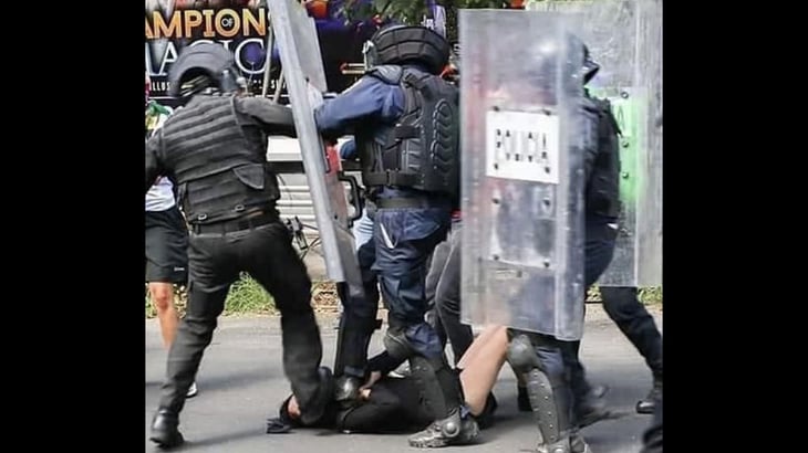 Dan prisión preventiva a dos policías por golpear a mujer durante protesta