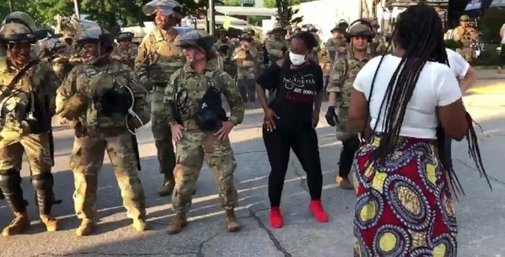Guardia Nacional y manifestantes bailan “La Macarena” en Atlanta