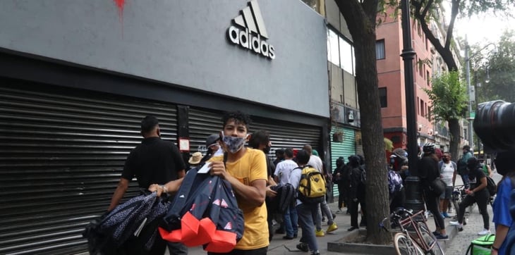 Saquean anarquistas tienda Adidas durante marcha