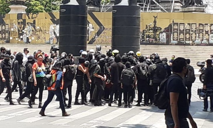 'Anarcos' toman el Centro; policía no los confronta