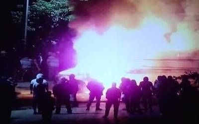 Tras fallecimiento por Covid-19, hombres queman clínica en Chiapas
