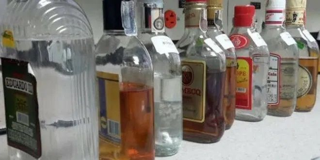Reportan tres detenidos por alcohol adulterado en Puebla