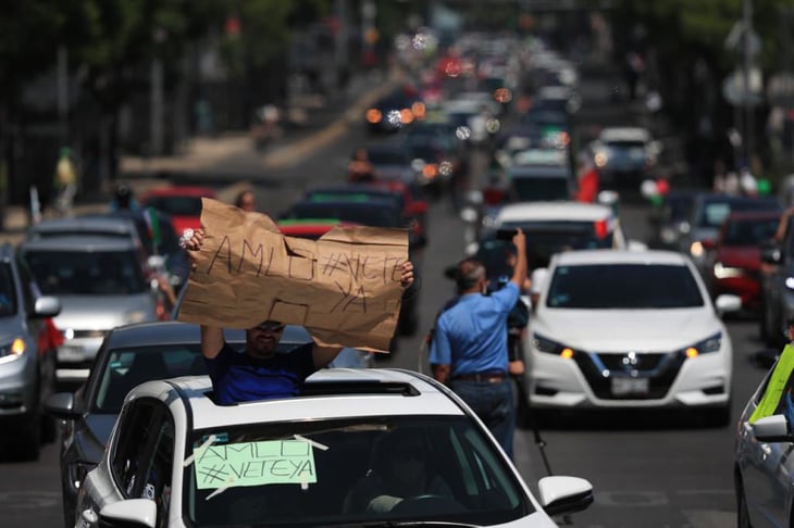 A bordo de automóviles, realizan nuevamente protestas contra AMLO