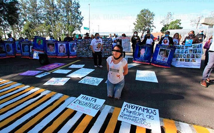 Se manifiestan familiares de desaparecidos en visita de AMLO