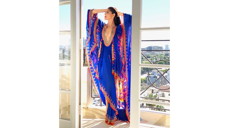 Ana Bárbara luce caftán azul en Instagram