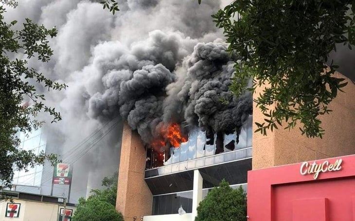 Incendio consume edificio de la Tesorería de Nuevo León