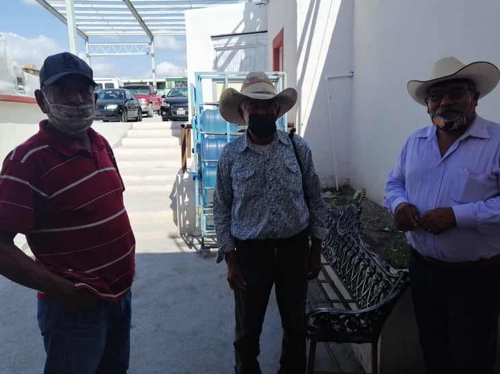 Se manifiestan familias de Palo Blanco y Soledad en castaños