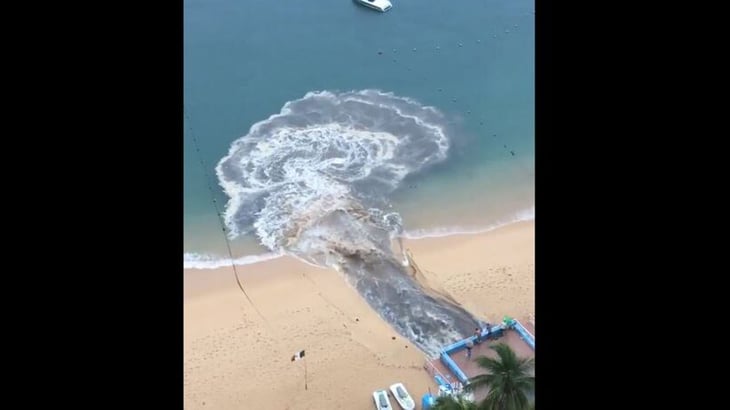 Autoridades niegan descarga de aguas negras en playa de Acapulco