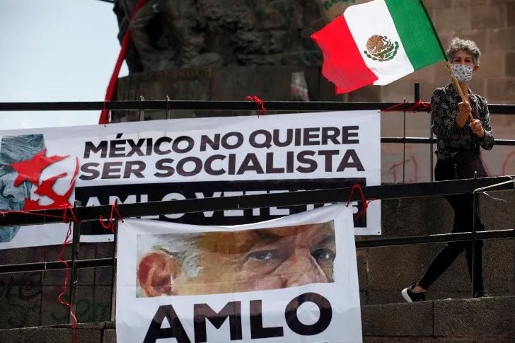 El #AMLOVETEYA suena de nuevo contra Obrador en varias partes del país