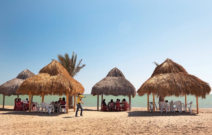 Visitantes saturan playas de Sinaloa durante el fin de semana