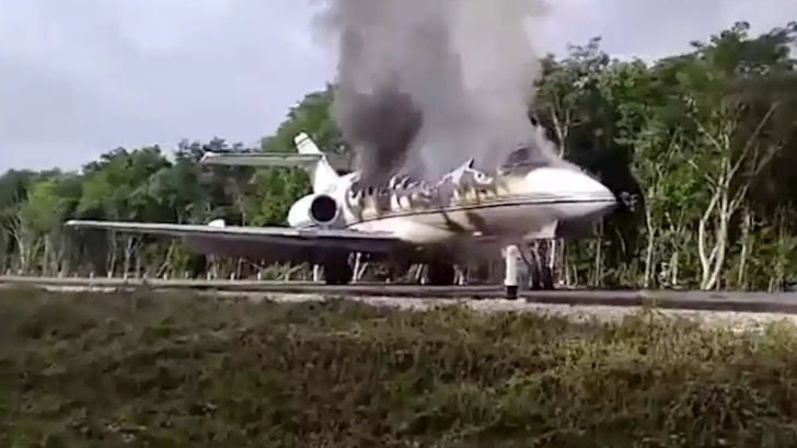 Avioneta aterriza de emergencia y se incendia en carretera de QR