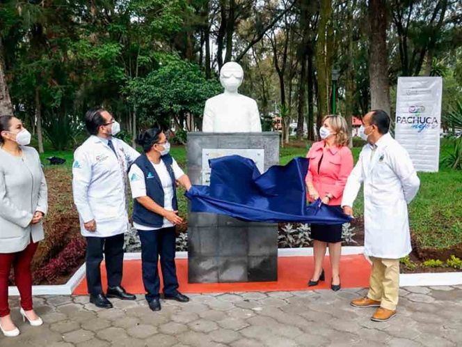 Con busto, autoridades de Pachuca rinden homenaje a médicos