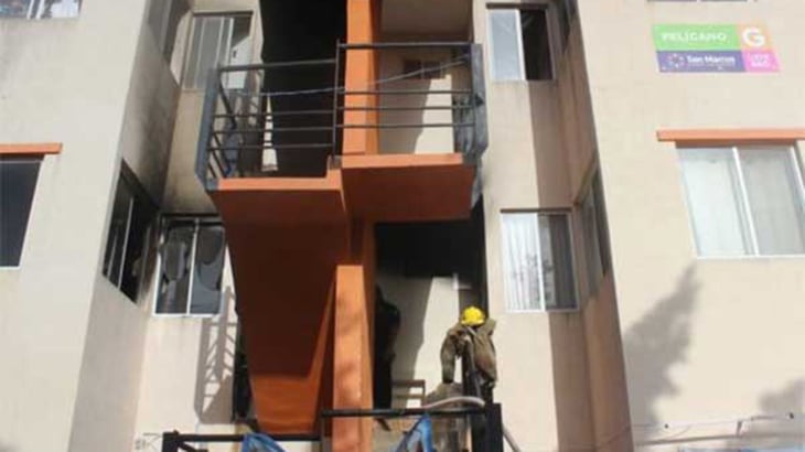 Familia en Merida salta de segundo piso para salvarse de incendio