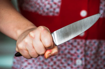 Por 'no dar dinero', mujer persigue con un cuchillo a su esposo