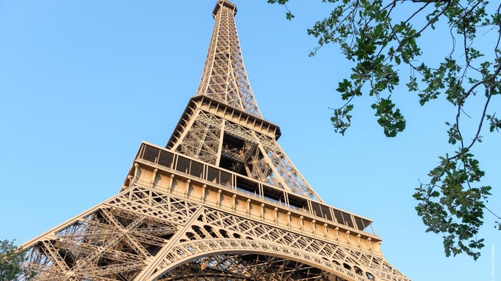 Torre Eiffel reabre a sus visitantes ultimo piso