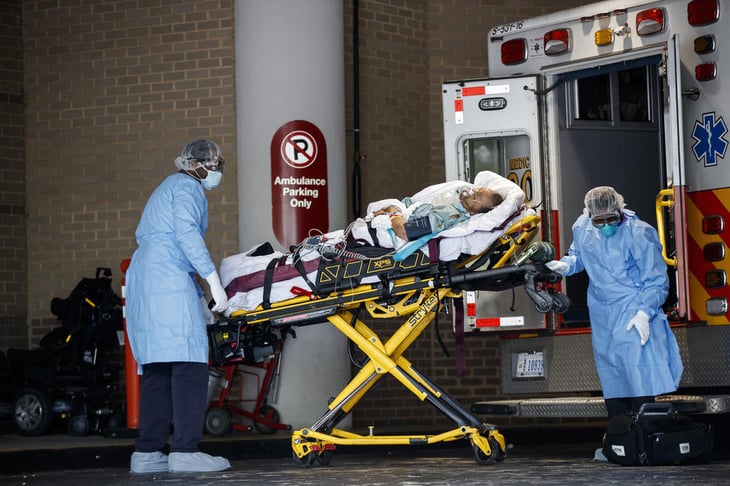 Nueva ola de contagios de COVID-19 satura los hospitales en EUA