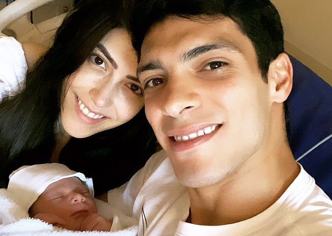 ¡Ya nació! Raúl Jimenéz es padre por primera vez