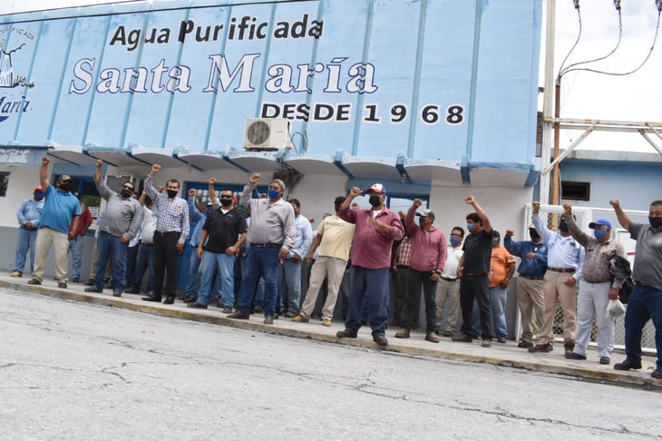 Realizan paro de labores trabajadores de Agua Santa María 