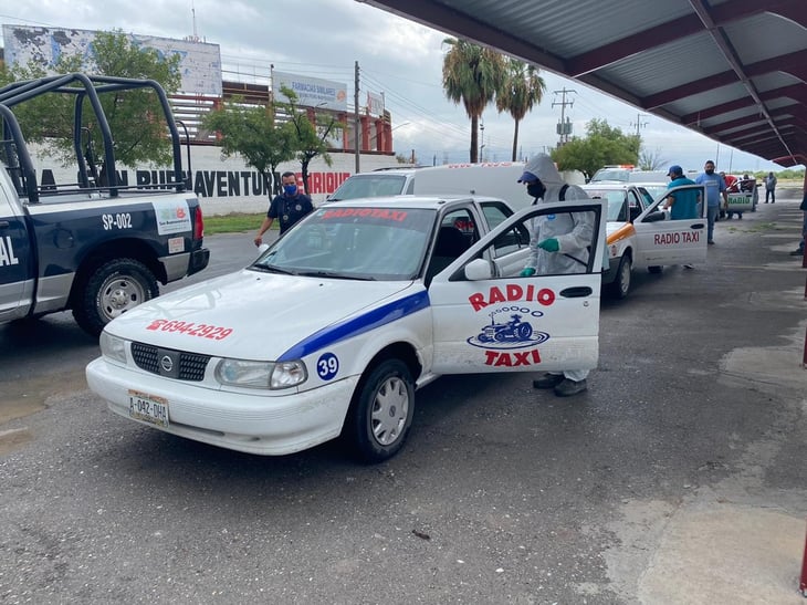 Sanitizan gratis 43 unidades de taxi  en San Buena 