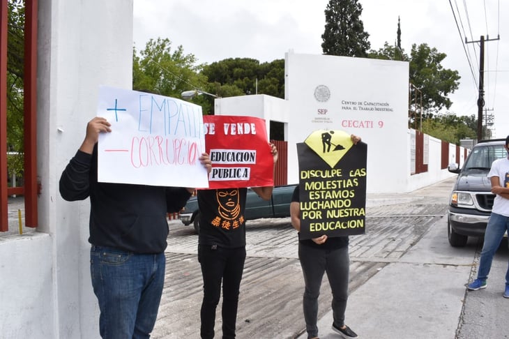 Protestan alumnos de la UAdeC por pagos