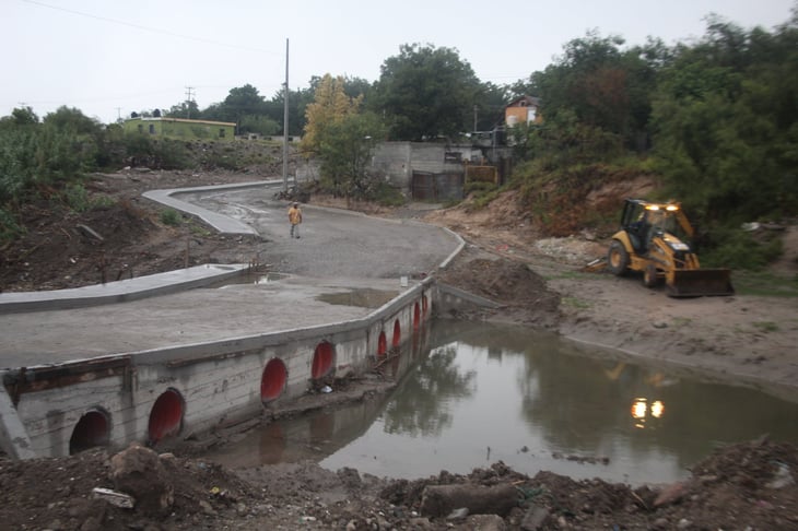 Supervisan la  construcción de un puente sobre  el Río Monclova