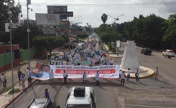 Médicos marchan en apoyo a colega detenido por presunto abuso de autoridad