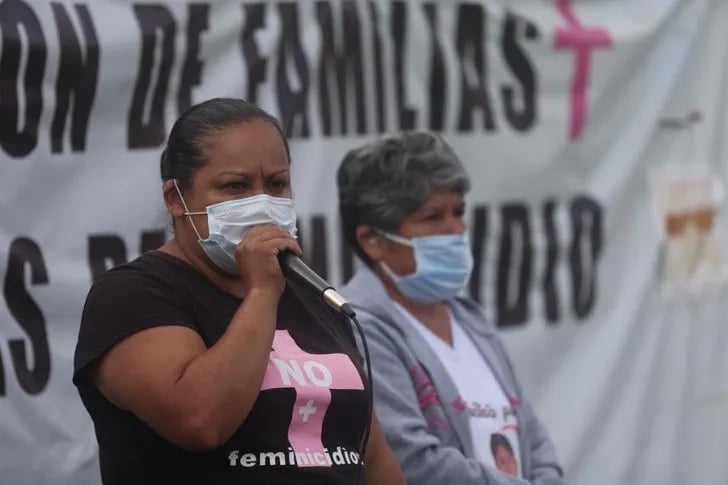 Familiares de víctimas de feminicidios mantienen plantón en el Zócalo de la CDMX