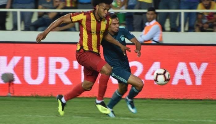 El COVID-19 salva del descenso a los equipos de fútbol turcos