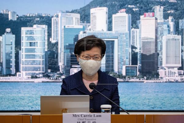 Hong Kong pospone legislativas por la COVID-19 entre protestas opositoras