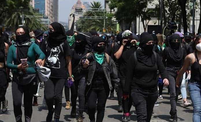 Feministas protestan en el Zócalo por el aborto legal