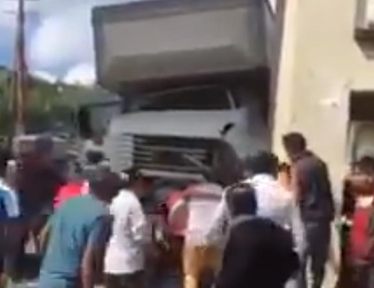 Camión del IMSS pierde el control y arrolla a peatones en Chiapas