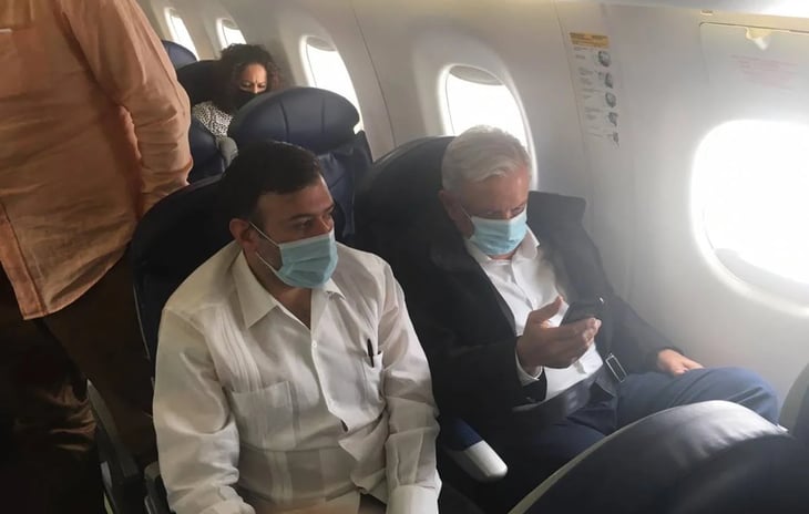AMLO es captado de nuevo con cubrebocas en vuelo a Guadalajara