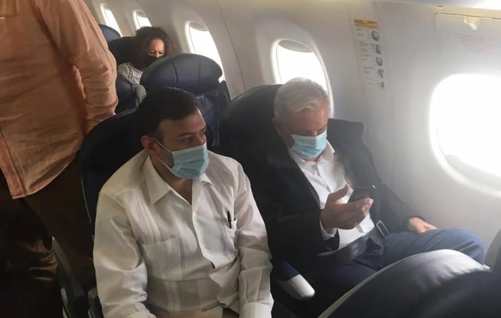 Captan a López Obrador nuevamente con cubrebocas