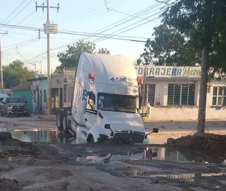 Tráiler termina 'tragado' por el pavimento en Monclova