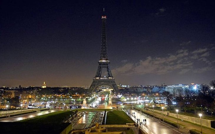Torre Eiffel apaga sus luces en solidaridad con víctimas de Beirut