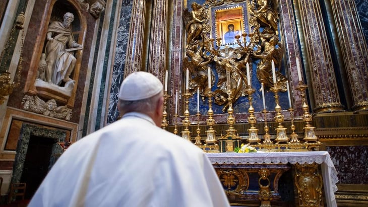 El papa sale del Vaticano tras el confinamiento y va a Santa María Mayor