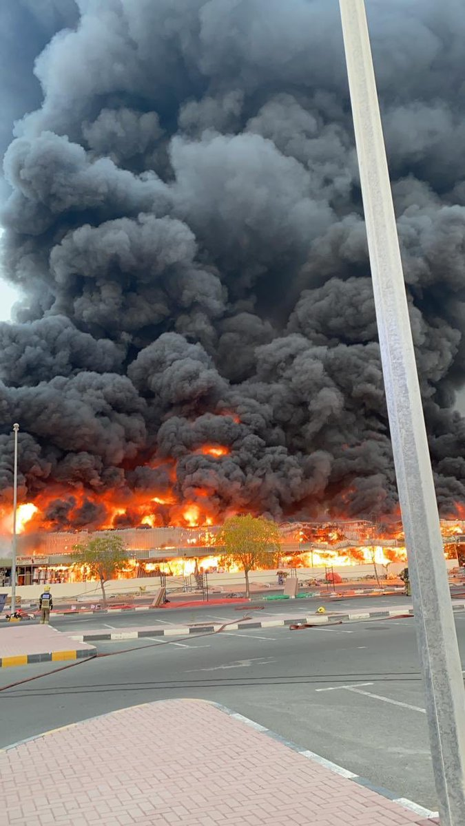 Incendio en el mercado de Ajman, en los Emiratos Árabes Unidos