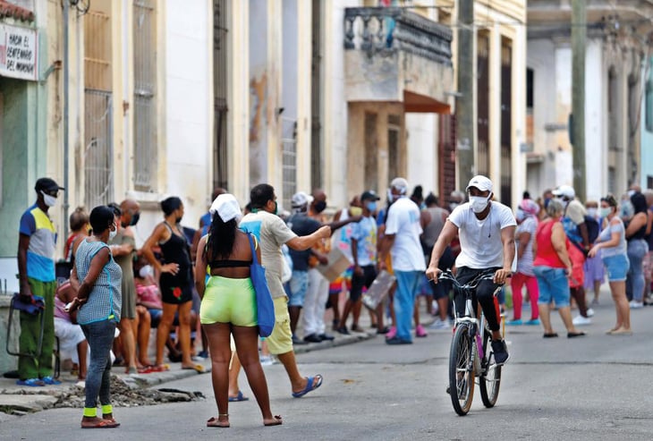 Sufre Cuba nueva ola  de contagios tras casi  erradicar el virus