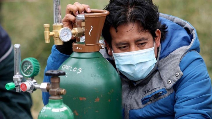 Al menos 31 pacientes han muerto esperando oxígeno, según el Gobierno boliviano